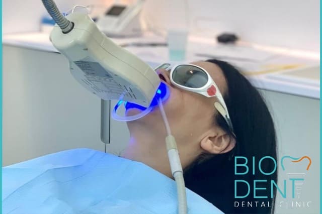 Paziente della Clinica Dentale Biodent che con il turismo dentale fa lo sbiancamento dentale