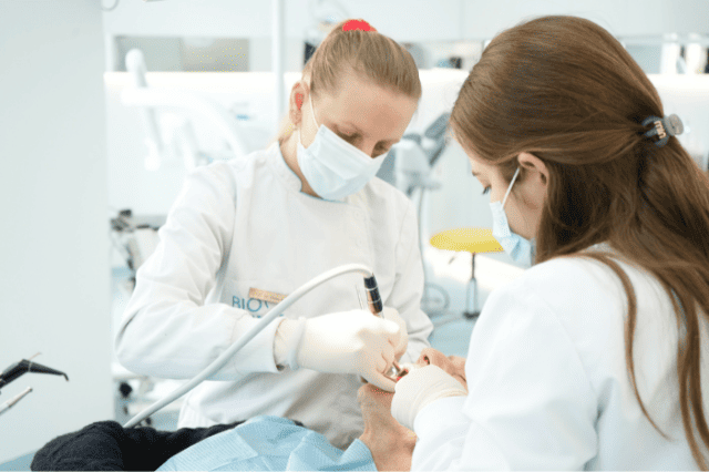 Dolore impianti dentali durante l’intervento nella clinica dentale Biodent, con dentisti in Albania specializzati in implantologia