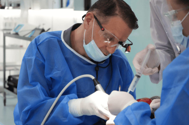 Dolore impianti dentali: intervento eseguito presso la clinica dentale Biodent da dentisti in Albania con tecniche moderne