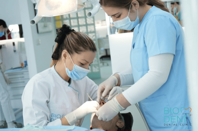 Team di dentisti in Albania specializzati in trattamenti di turismo dentale