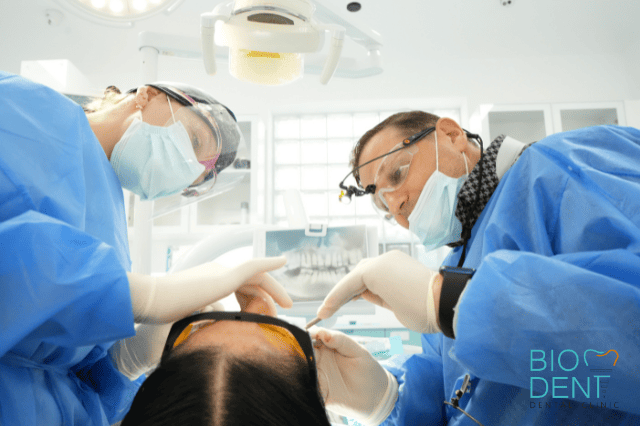 Migliori dentisti in Albania durante un intervento odontoiatrico avanzato nella clinica moderna Biodent