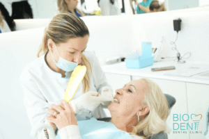 Migliori dentisti in Albania in una visita odontoiatrica su una paziente presso la clinica Biodent