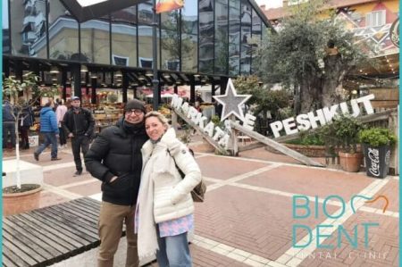 Marco e Paola che sfruttano il turismo dentale per visitare Tirana