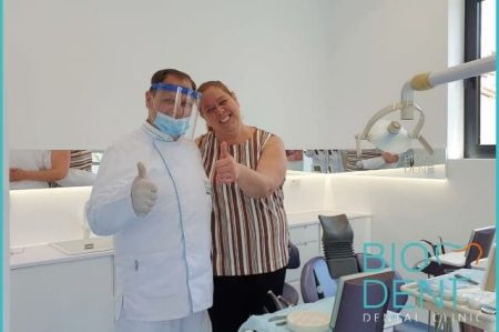 Le cure con il turismo dentale alla parodontite di Maria Agata e corone in metallo ceramica