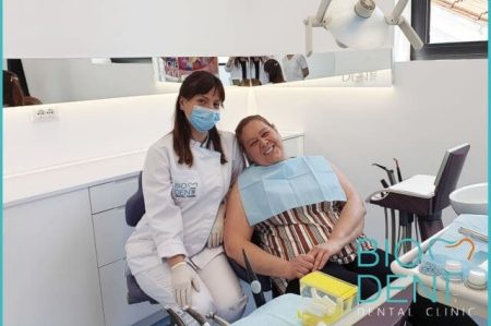 Le cure con il turismo dentale alla parodontite di Maria Agata e corone in metallo ceramica